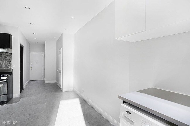 Building Photo - 2 br, 1 bath Apartment - 230 W 107th St 5G 5G
