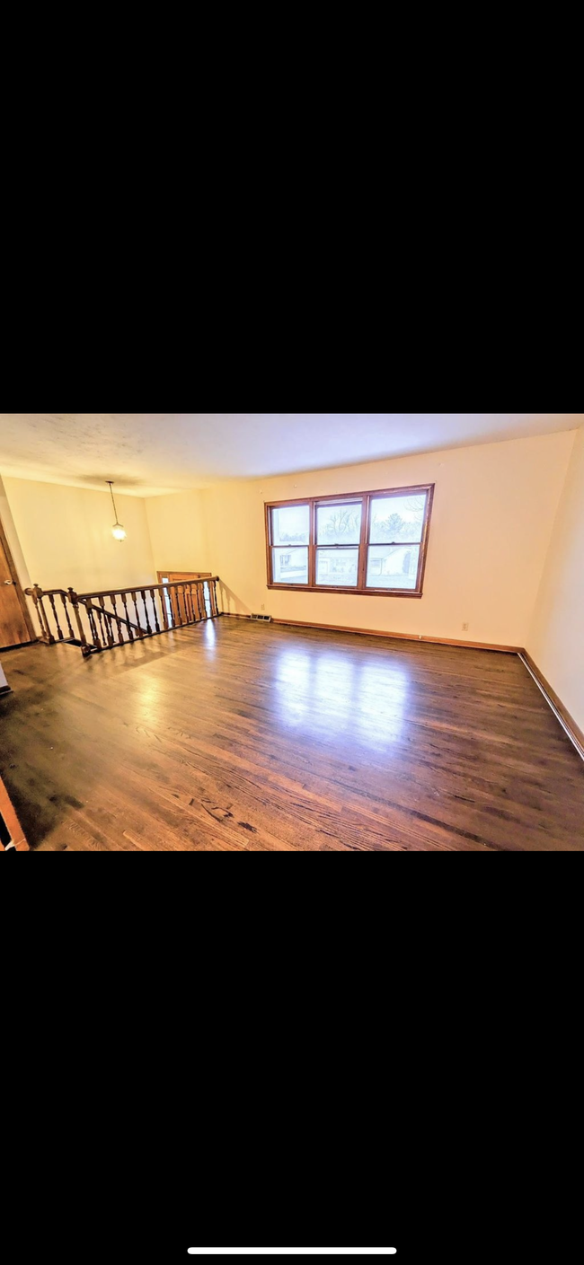 Building Photo - 8731 Lakeview Dr