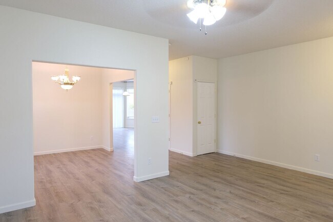 Foto del edificio - ****HALF MONTH RENT FREE***? Your Dream Rental: Large, Serene Home with Fenced Yard?