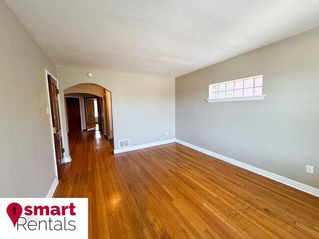 Building Photo - 4924 Kemper Avenue - 2F