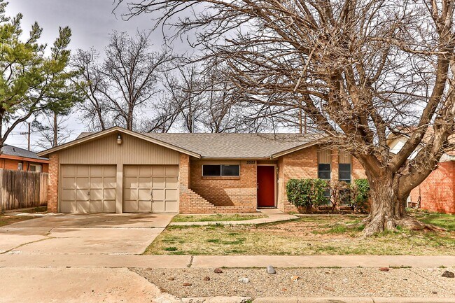 Foto del edificio - Great House Located Just North Of Marsha S...