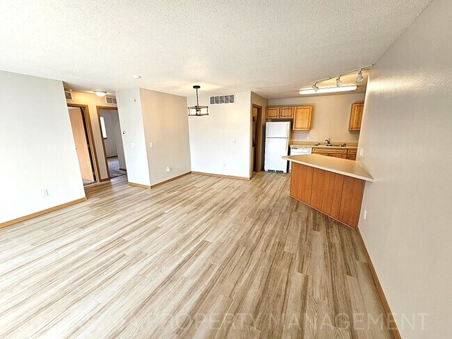 Foto del edificio - 2 BD, BOTTOM LEVEL, NO STEPS, IN UNIT WASH...