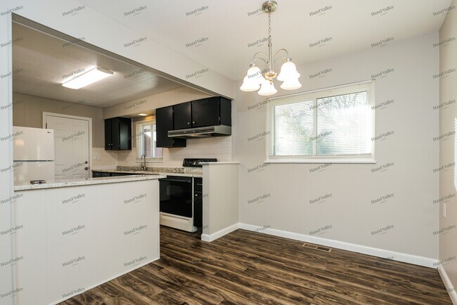 Foto del edificio - 4065 Locustwood Dr