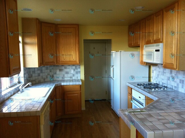 Building Photo - Amazing 2 Bedroom 2.5 Bathroom Home! Locat...