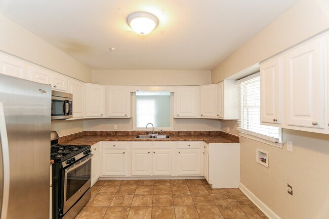 Foto del edificio - 1172 Oak Ridge Dr