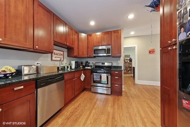 Building Photo - 621 Prairie Ave