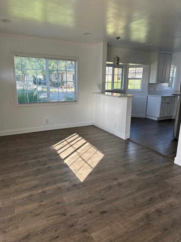 Primary Photo - 2022 N Parish Pl