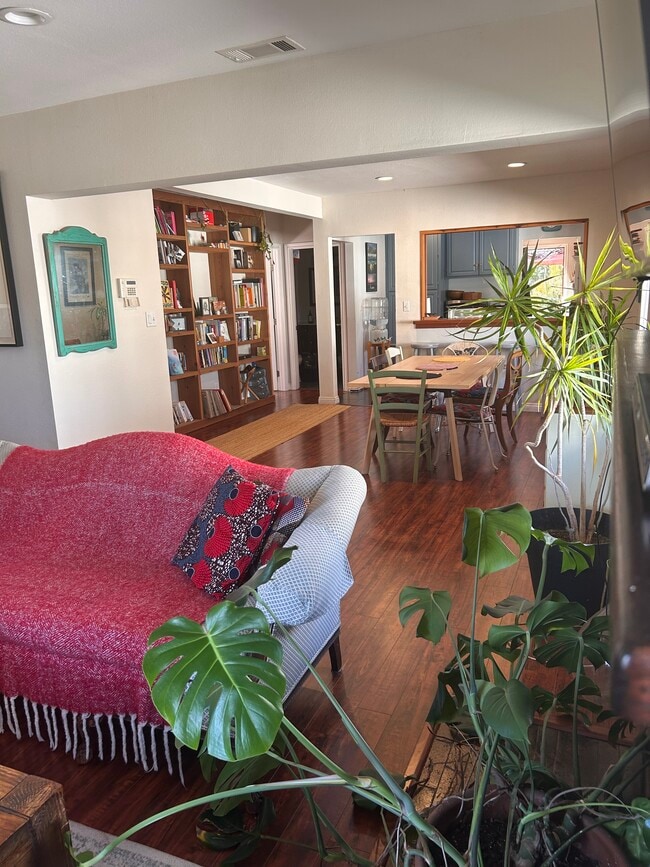 Building Photo - 4717 S Van Ness Ave