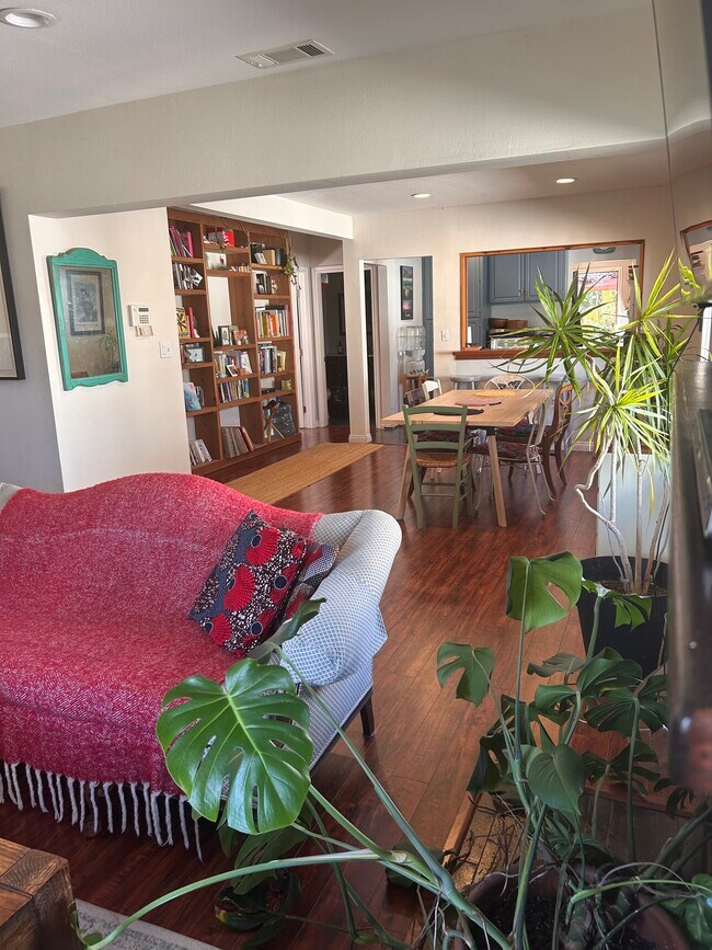 Foto del edificio - 4717 S Van Ness Ave