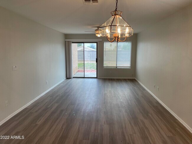 Foto del edificio - 16117 W Monroe St