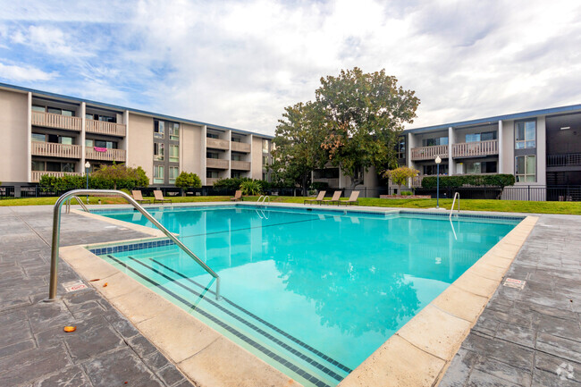 Piscina - West Park Apartments