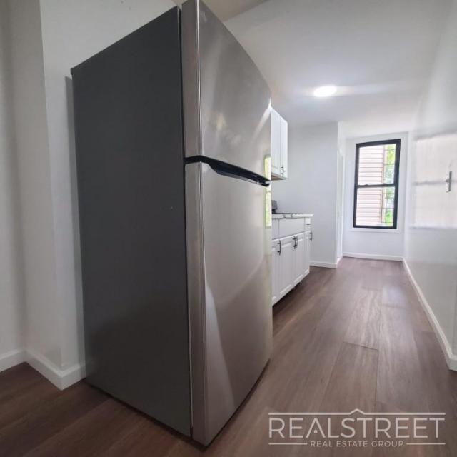 Building Photo - 3 bedroom in Brooklyn NY 11206