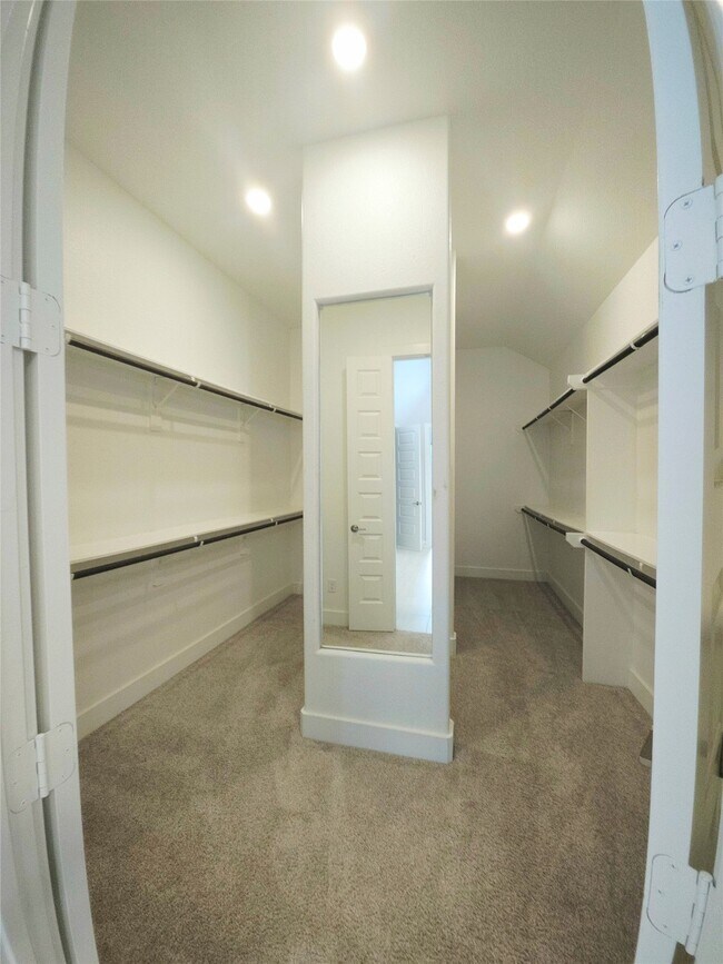 Foto del edificio - 15822 Pilot Knob Dr