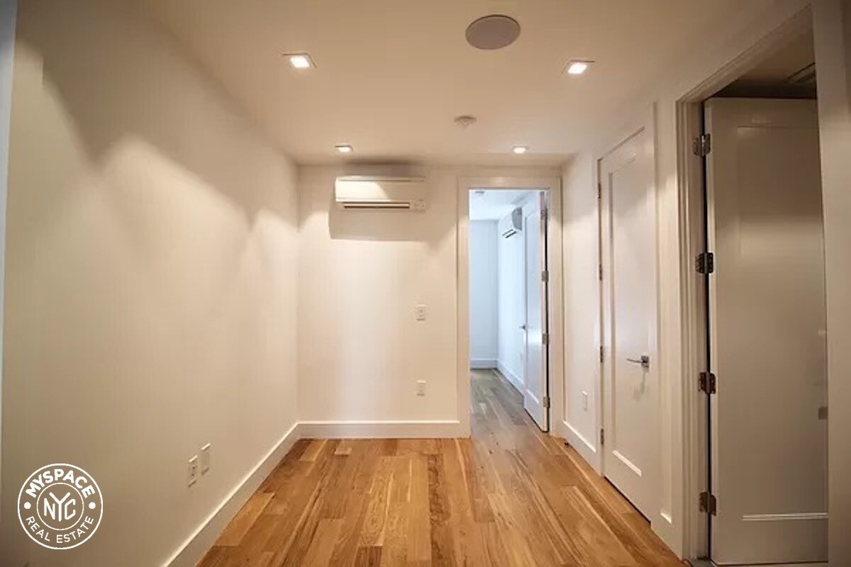 Foto del edificio - 223 E 96th St