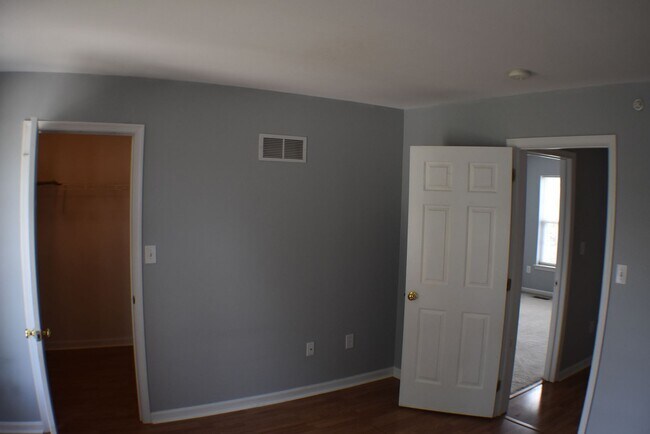 Building Photo - Town Home