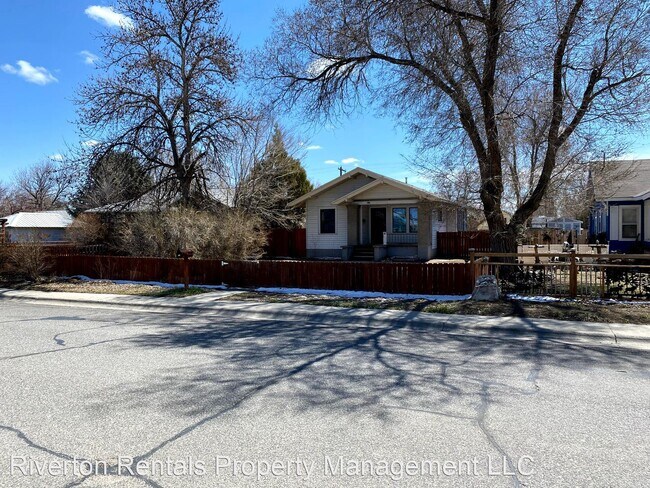Building Photo - 2 br, 2 bath House - 211 E Adams Ave.