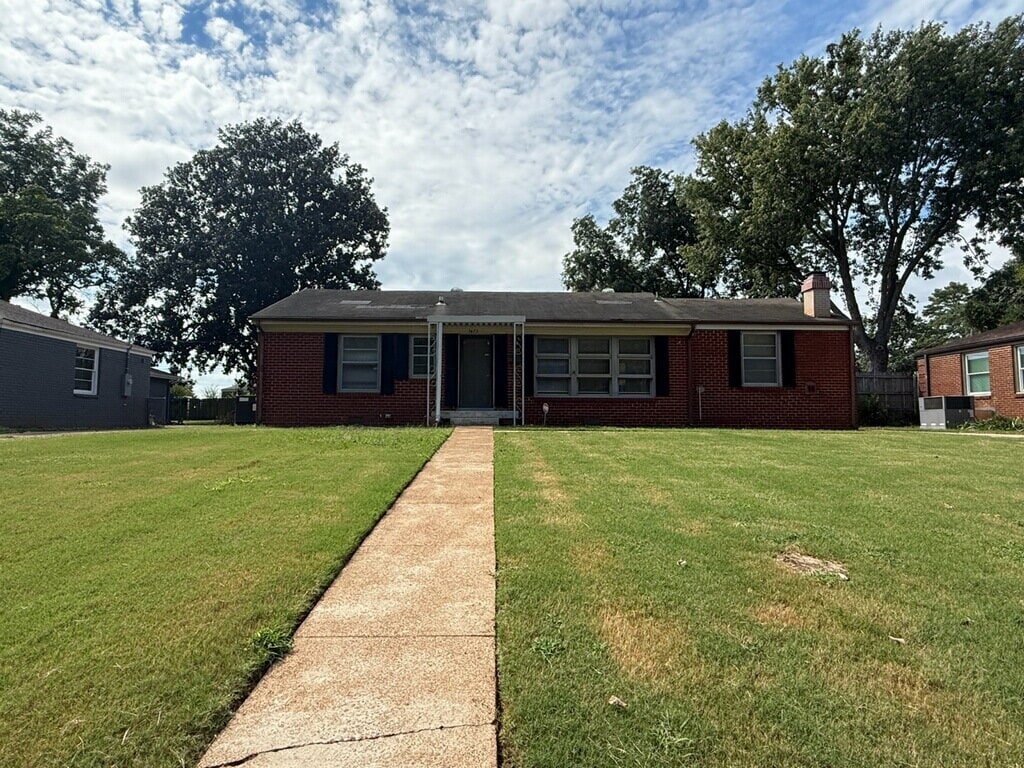 Foto principal - "Charming 3-Bed Haven with 2 Full Baths & ...