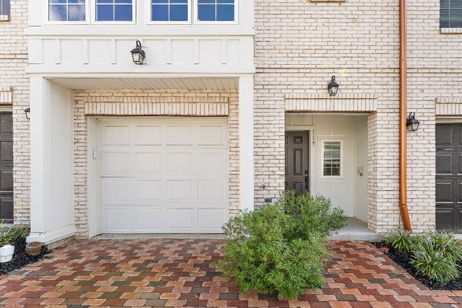 Building Photo - 119 Founders St