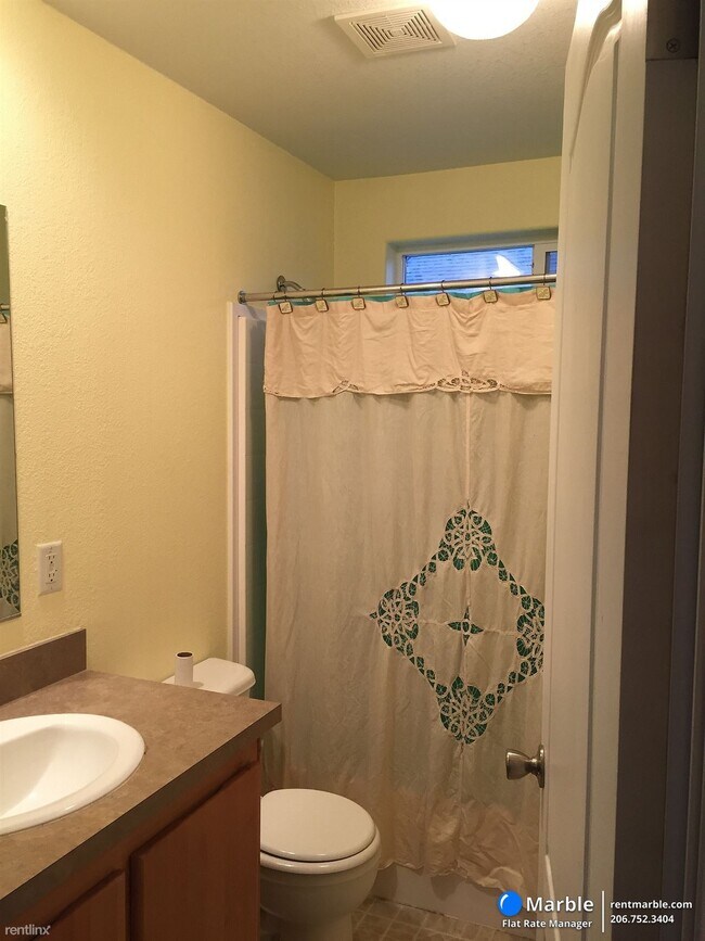 Foto del edificio - 3 br, 3 bath Townhome - 12728 15th Avenue ...