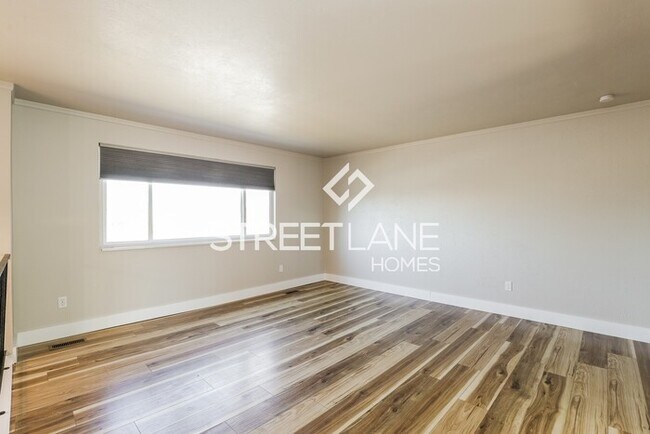 Foto del edificio - REDUCED-Charming 4 Bedroom in Sandy!