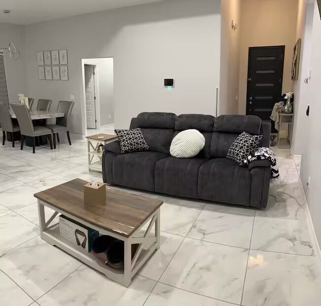 Foto del edificio - 3402 Las Vistas Ln