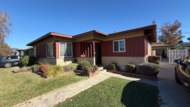 Building Photo - Large 3 bedroom home on beautifully landscaped lot