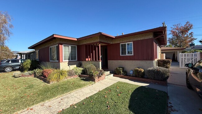 Foto del edificio - Large 3 bedroom home on beautifully landscaped lot