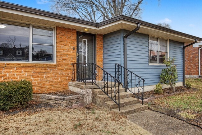 Building Photo - Charming Neighborhood | Minutes from Downtown | 3 Beds + 2 Baths | Fenced Backyard | Screened Pat...