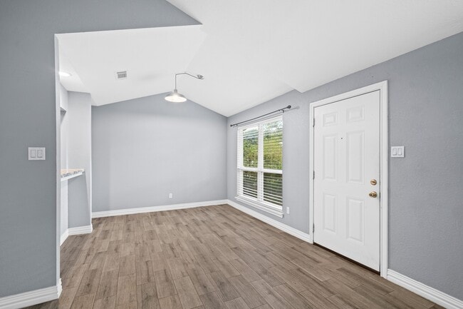 Building Photo - 8 Hideaway Dr