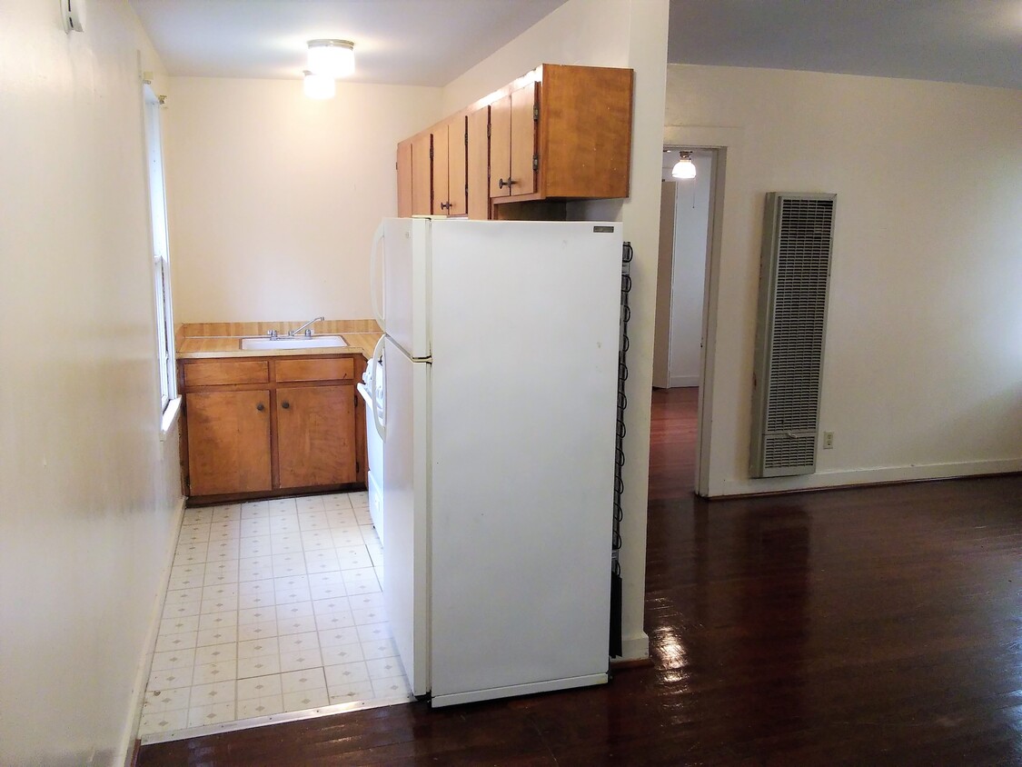 Primary Photo - 215 W Magnolia Ave