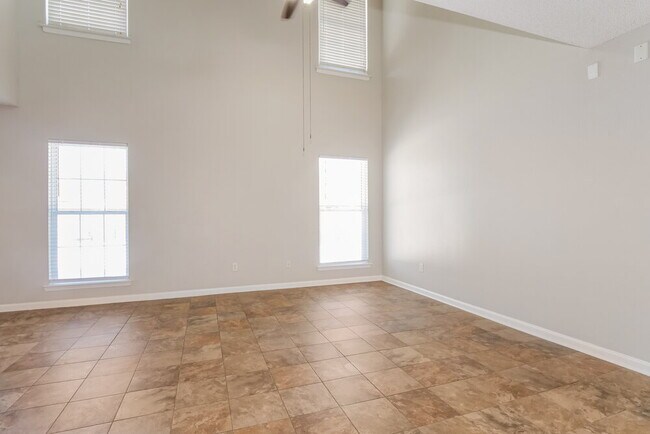 Building Photo - 7292 Green Ash Dr