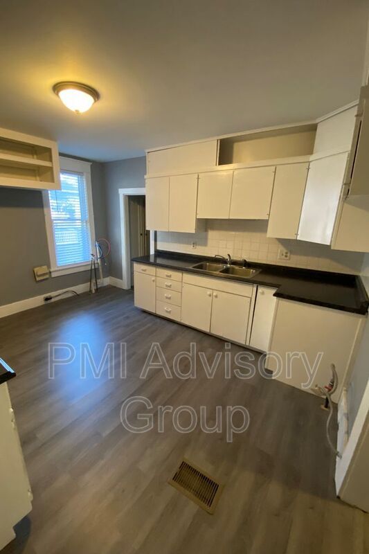 Building Photo - 509 NE Grattan St