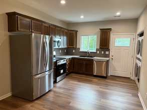 Building Photo - 842 E 8th St