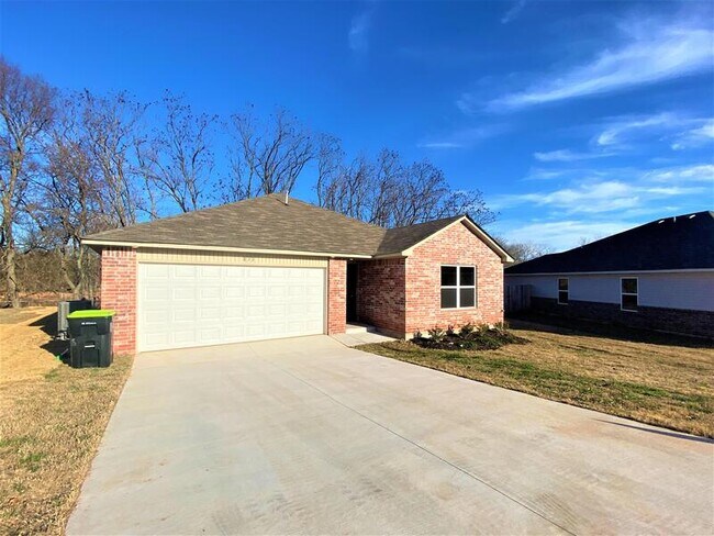 Building Photo - 839 Twin Lakes Dr