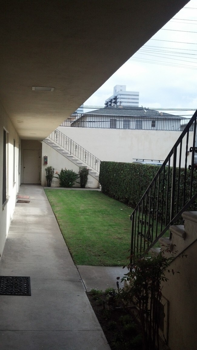 Foto del edificio - 1218 Armacost Ave