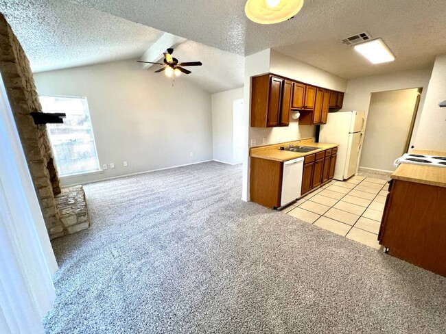 Building Photo - 2 WEEKS FREE RENT!! Charming 2 Bedroom, 2 ...