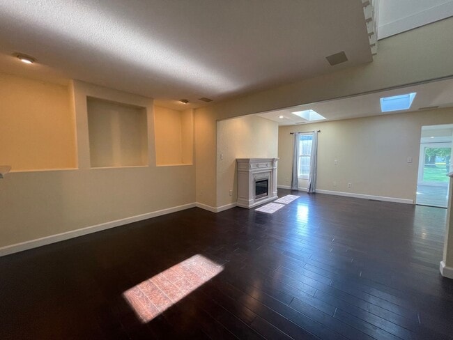Building Photo - 1450 Woodland Dr