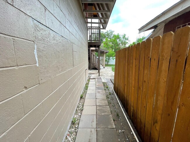 Building Photo - 1517 Garcia St