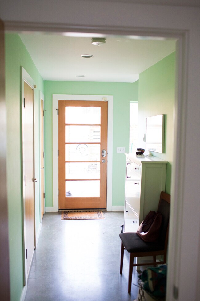 Building Photo - 1214 Bradner Place S