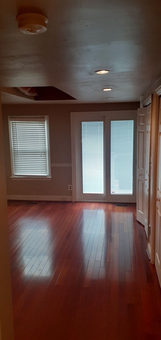 Main bedroom with balcony - 730 6th St NE