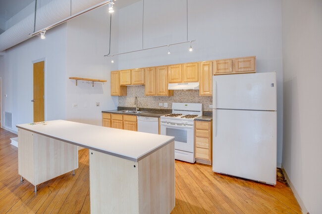 Building Photo - 1278 N Milwaukee Ave