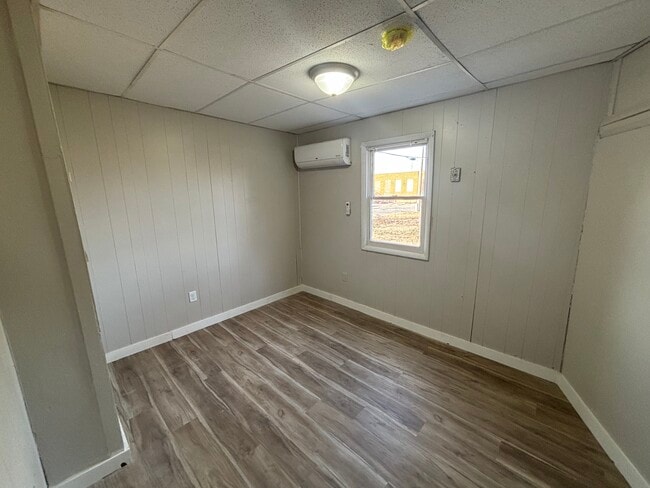 Building Photo - 14 E 6th Ave