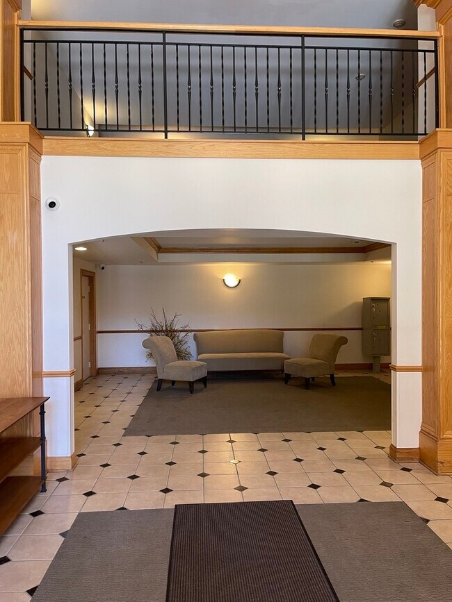 Foto del edificio - 8747 W Bryn Mawr Ave