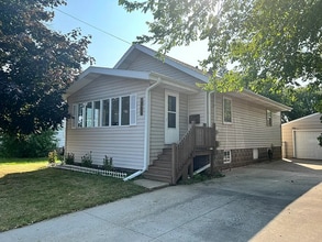 Building Photo - 1725 Oshkosh Ave