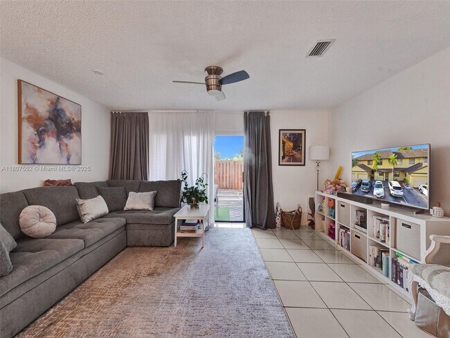 Foto del edificio - 1123 NE 210th Terrace