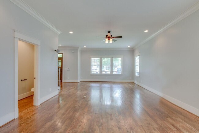 Foto del edificio - Stunning 4 Bedroom / Amazing Location / Fenced in Backyard / Beautiful Covered Front Porch