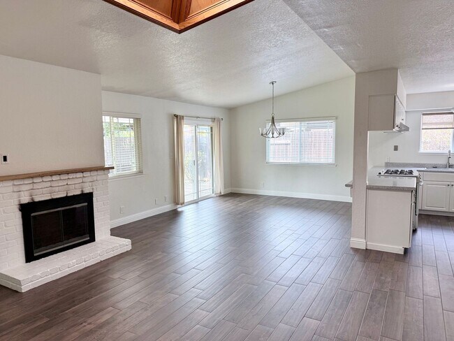 Building Photo - 906 Oak Ridge Dr