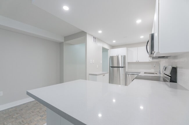 Building Photo - 3575 Kaneff Crescent