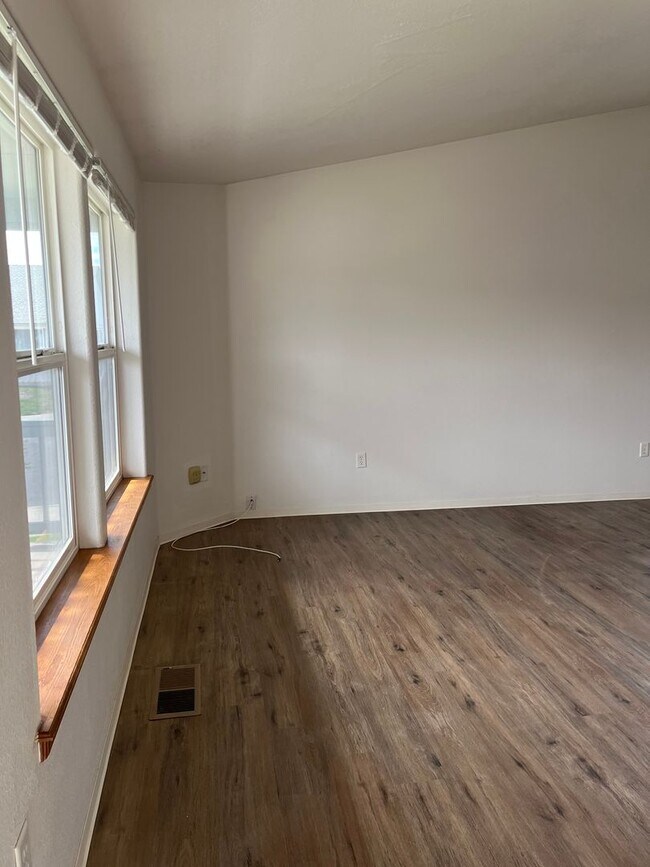 Building Photo - 396-396 Crystal Dr