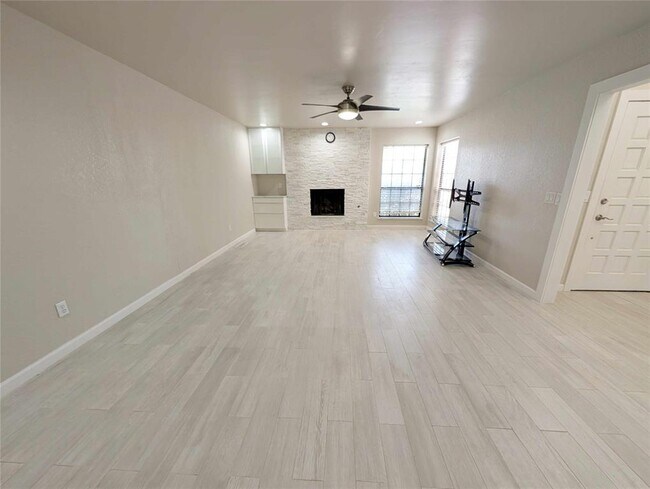 Building Photo - 2201 W Rockypoint Dr